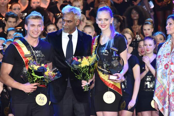 Les gagnants Logan Chaumont et Chloé Glanowski entourent Satya Oblette