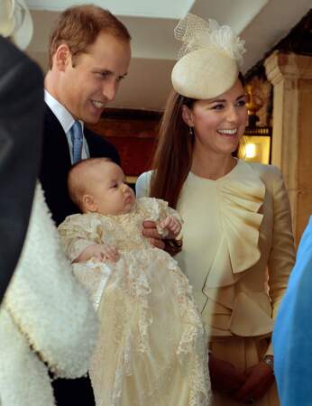 Le prince William tient son fils au moment d'entrer dans la chapelle