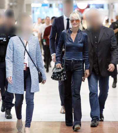 Laeticia Hallyday de retour à Paris : son arrivée très escortée à l’aéroport Charles de Gaulle