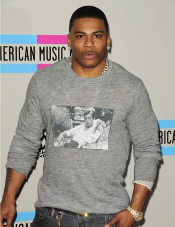 Ah, visiblement Nelly a enfilé le dernier t-shirt qu'il n'avait pas craqué...