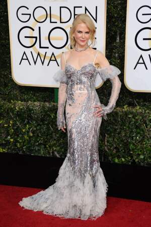 Golden Globes 2017 : la tenue de Nicole Kidman fait très patinage artistique. Ou sirène argentée. Ou les deux.