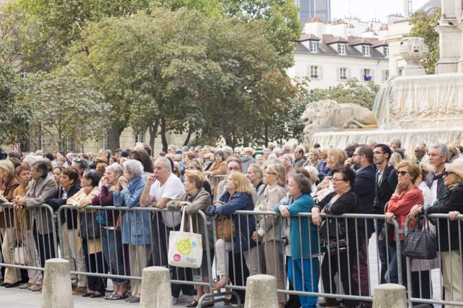 Obsèques de Mireille Darc en l'église Saint-Sulpice à Paris : une foule d'anonymes venue lui rendre hommage