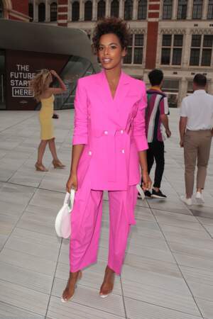 Les do de la semaine : le costume pantalon rose - Rochelle Humes