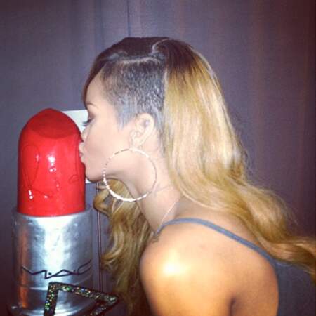 Rihanna embrasse son rouge à lèvres géant