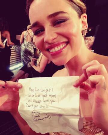 Emmy Awards 2016: Emilia Clarke montre le petit mot écrit par la mère de Jimmy Kimmel "Ne bois pas trop"