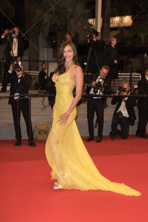 Festival de Cannes 2017 : Irina Shayk sublime pour son premier red carpet après la naissance de sa fille