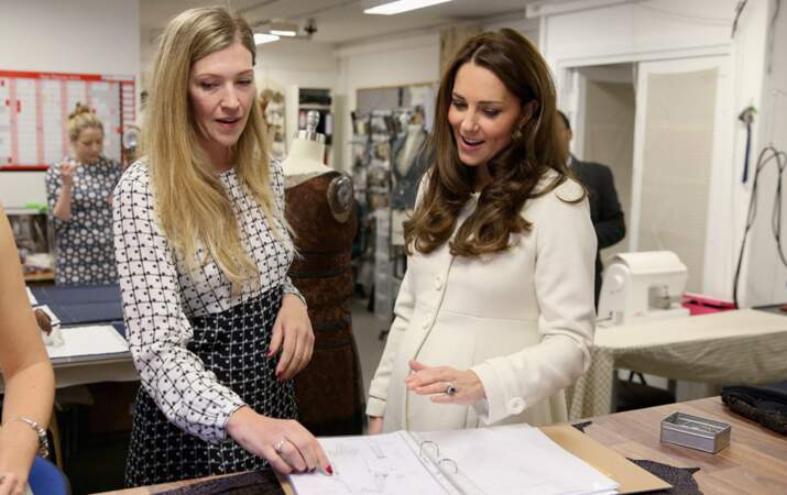 La duchesse de Cambridge découvrant les coulisses de l'atelier de couture...
