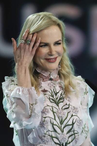 L'étrange visage de Nicole Kidman : Lorsqu'elle soulève une mèche de cheveux, elle se montre plus bouffie
