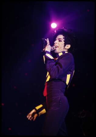 Prince en costume violet, sa couleur fétiche