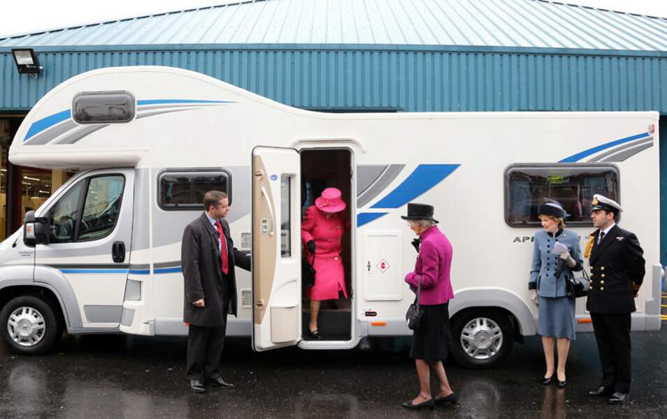 La reine Elizabeth II visite un camping-car