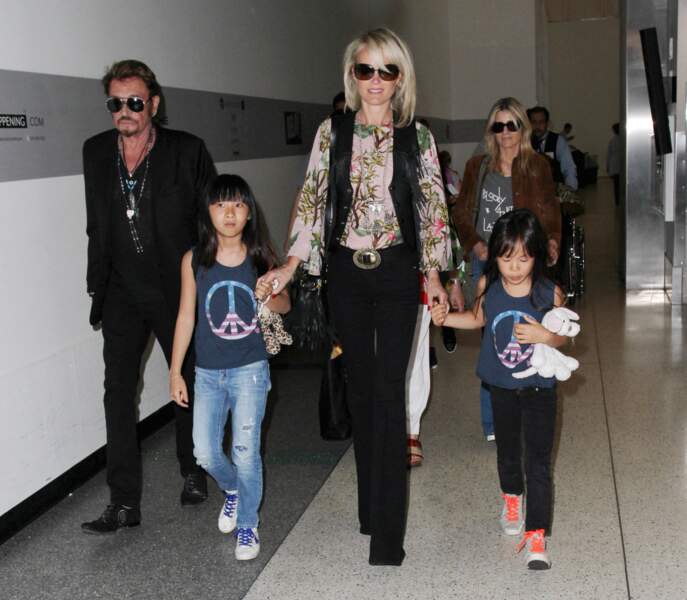 2015 : Johnny Hallyday, Laeticia et leurs filles Jade et Joy arrivent à l'aéroport de Los Angeles