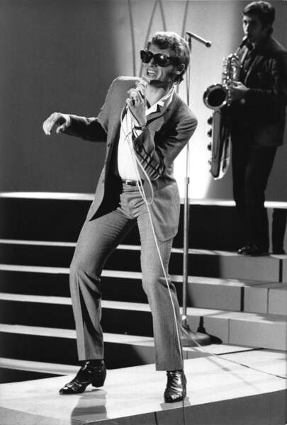 1960 : en mode classique chic, Johnny Hallyday célèbre le nouvel an sur une chaîne de télévision française