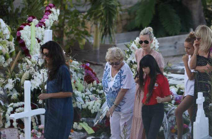 Mort de Johnny Hallyday : Jade et Joy se recueillent pour la première fois sur la tombe du chanteur
