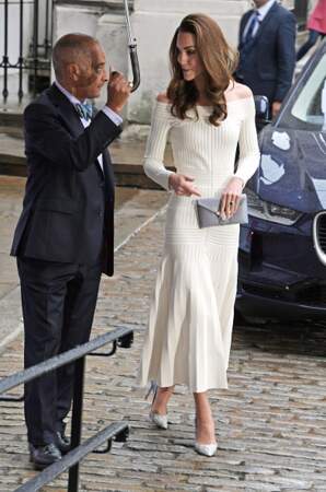 Kate Middleton avec sa robe patineuse classique et ses escarpins glitters 
