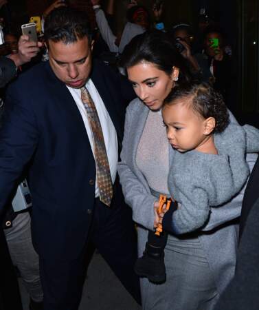 7 novembre 2014 : Kim Kardashian et North West parfaitement assorties dans les rues de Manhattan