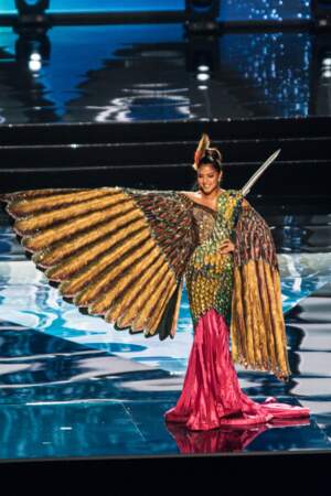 Miss Univers 2016 : Défilé en costume national pour Miss Equateur qui a donc tenté de s'envoler durant son passage