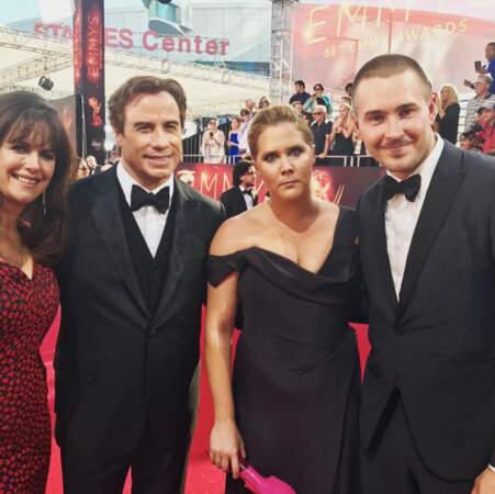 Emmy Awards 2016: Amy Schumer et son chéri Ben Hanisch avec John Travolta et sa femme Kelly Preston