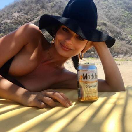 Emily Ratajkowski et ses bikinis ultra sexy - Beer is good (mais avec modération, bien sûr !)