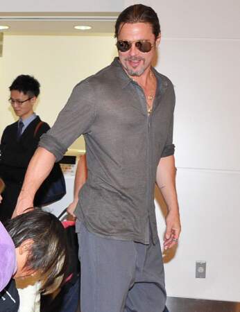 Toujours Brad Pitt mais version queue de chevale et t-shirt loose