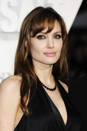 Visage allongé : adoptez une frange bombée sur le côté à la Angelina Jolie 