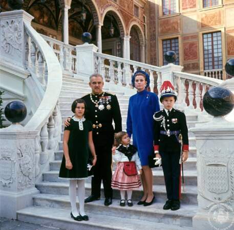 La famille princière dans la cour d'honneur du Palais
