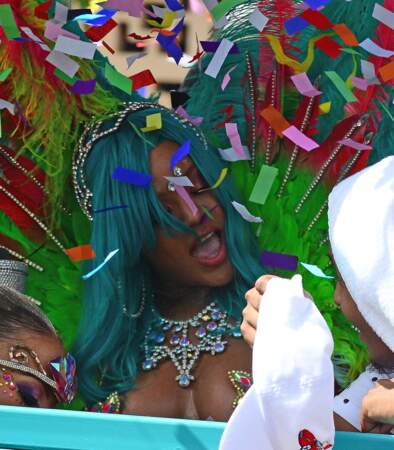 Rihanna : son nouveau costume de carna­val est CHAUD bouillant