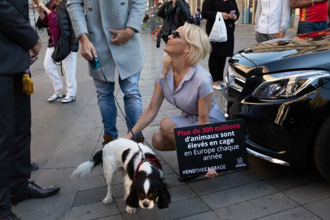 Pamela Anderson manifeste pour l'interdiction de l'élevage en cage des animaux, à Paris, le 10 octobre 2018