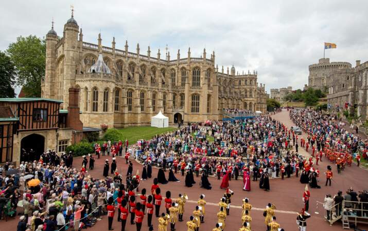 La procession se dirige à la Chapelle Saint-George du château de Windsor...