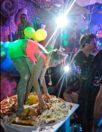 Miley grimpe sur son gâteau 