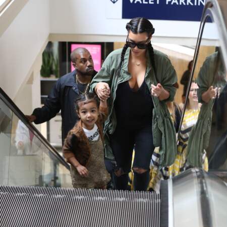 En escalator, Kanye West et Kim Kardashian veulent faire remonter leur cote (avec North)