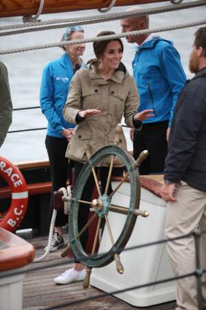 Kate Middleton toujours avec ses Superga au Canada pour une petite visite sur un voilier