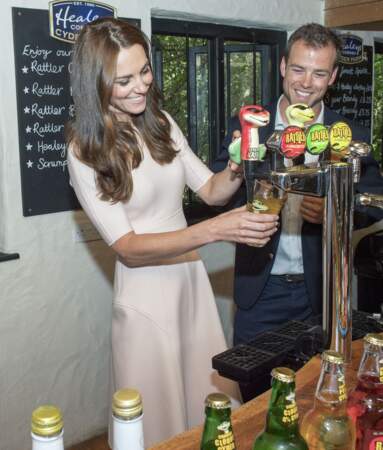 Lors de leur visite, Kate Middleton passe même derrière le bar pour servir à boire