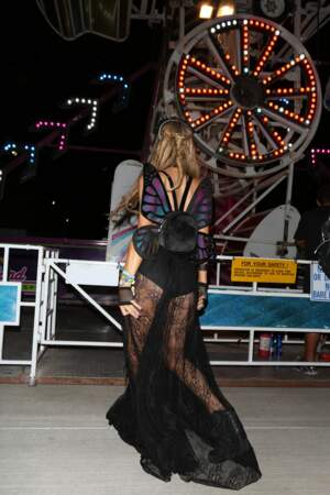 Festival Coachella : Paris Hilton nous montre un petit bout de fesses