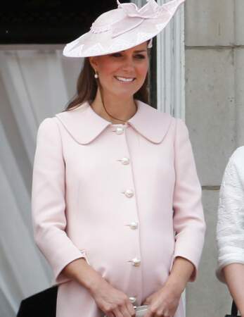 15 juin : c'est la dernière sortie officielle de Kate au balcon de Buckingham. Et le ..., le bébé est arrivé !