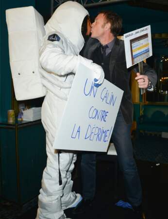 Christophe Hondelatte embrasse un astronaute