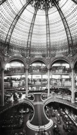 Coupole et escalier monumental des Galeries Lafayette, 1912 © Archives Galeries Lafayette