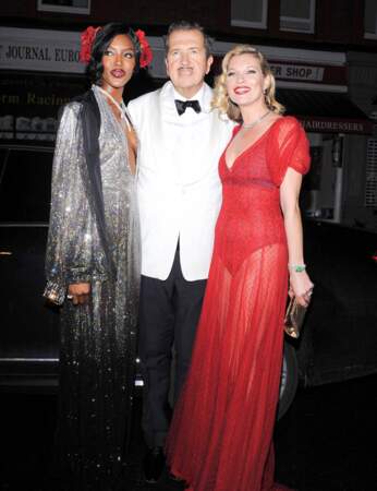 Naomi Campbell et Kate Moss, sublimes, entourant le héros de la soirée, Mario Testino qui fêtait ses 60 ans