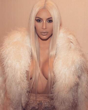 Kim Kardashian a créée la surprise en débarquant en blonde.