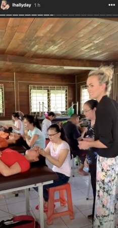 Laeticia Hallyday en visite au centre d’accueil de Hoc Mon, au Vietnam