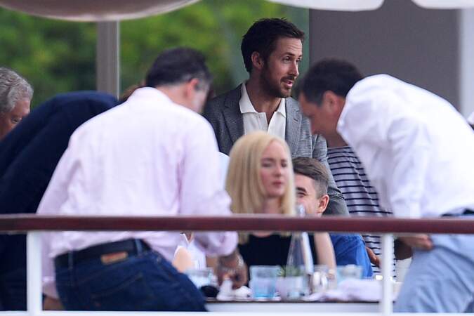 Ryan Gosling discute tranquillement avec Jodie Foster 