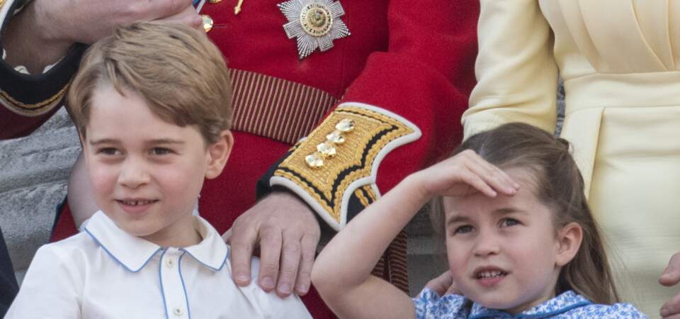 La Princesse Charlotte et le Prince George observent dans la même direction