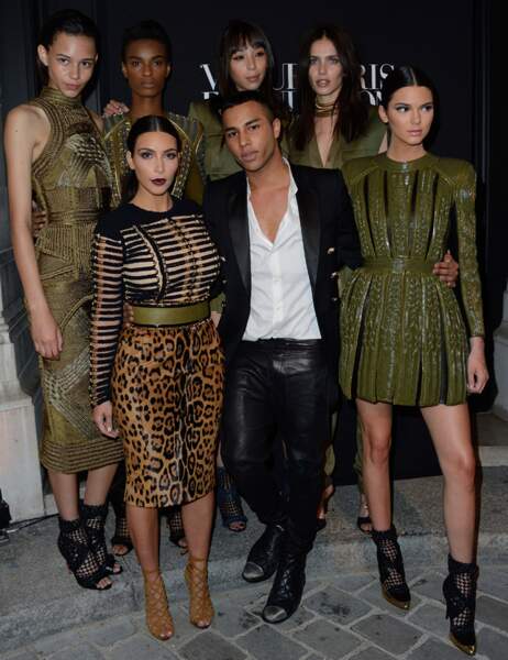 Olivier Rousteing entouré de Kim et Kendall à la soirée Vogue Foundation