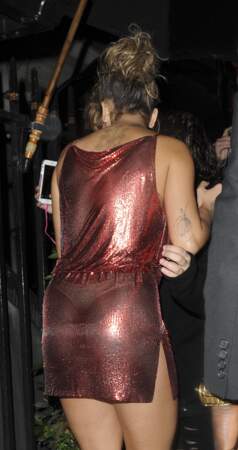 Rita Ora : seins nus sous une robe transparente, elle montre… son string