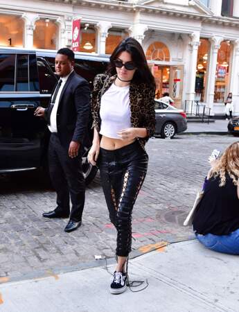 Don't : Kendall Jenner qui associe pantalon en cuir à lacet et veste léopard 