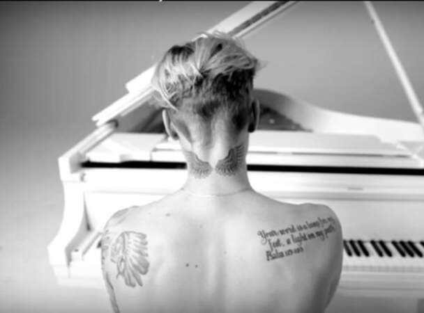 Justin Bieber : une petit vue d'ensemble... de dos ! On aperçoit notamment les ailes d'anges sur sa nuque
