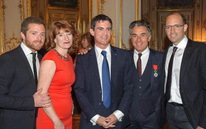 Manuel Valls entouré de Gérard Holtz, de ses fils Antoine et Julien et de sa femme Muriel Mayette-Holtz