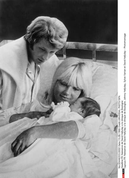 Johnny Hallday et Sylvie Vartan le jour de la naissance de leur fils David, le 14 août 1966