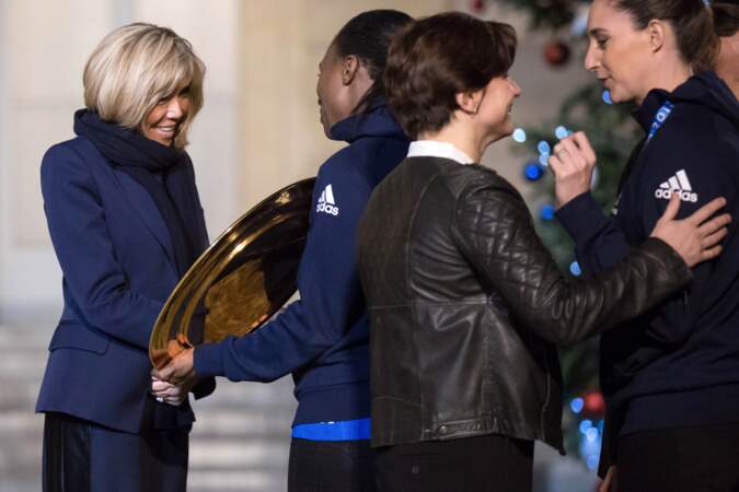Brigitte Macron canon en robe navy pour recevoir les joueuses de l'équipe de France de handball