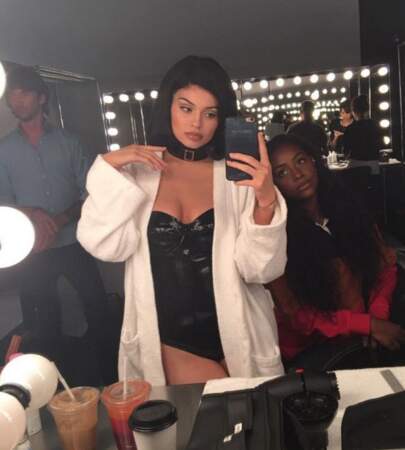 Kylie Jenner sexy en peignoir