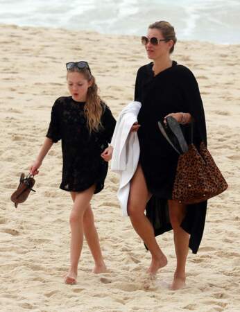 Kate Moss et Lila Grace optent pour la tunique noire après la plage